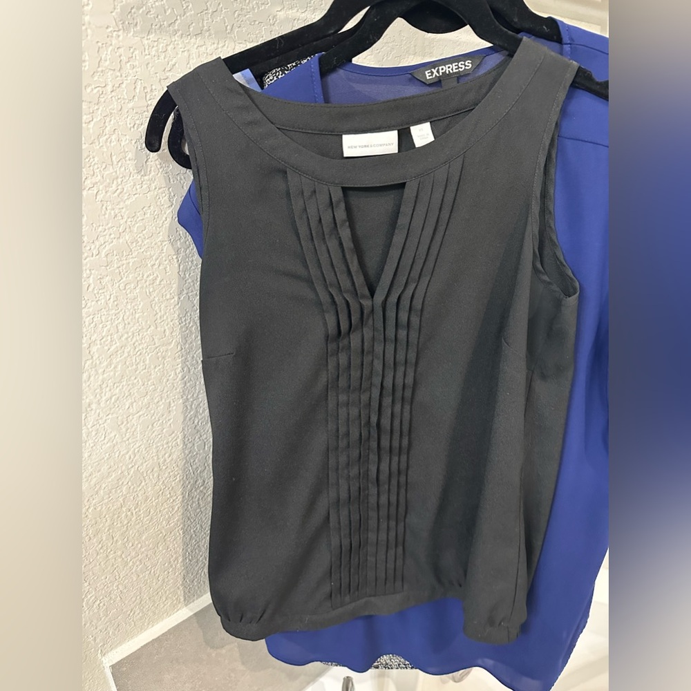 New York and company black sleeveless keyhole top XS